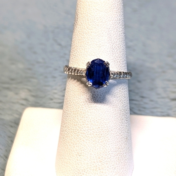 Vintage Sterling Silver and Oval Sapphire Ring w/ Rope Detailing the Band - Picture 5 of 9